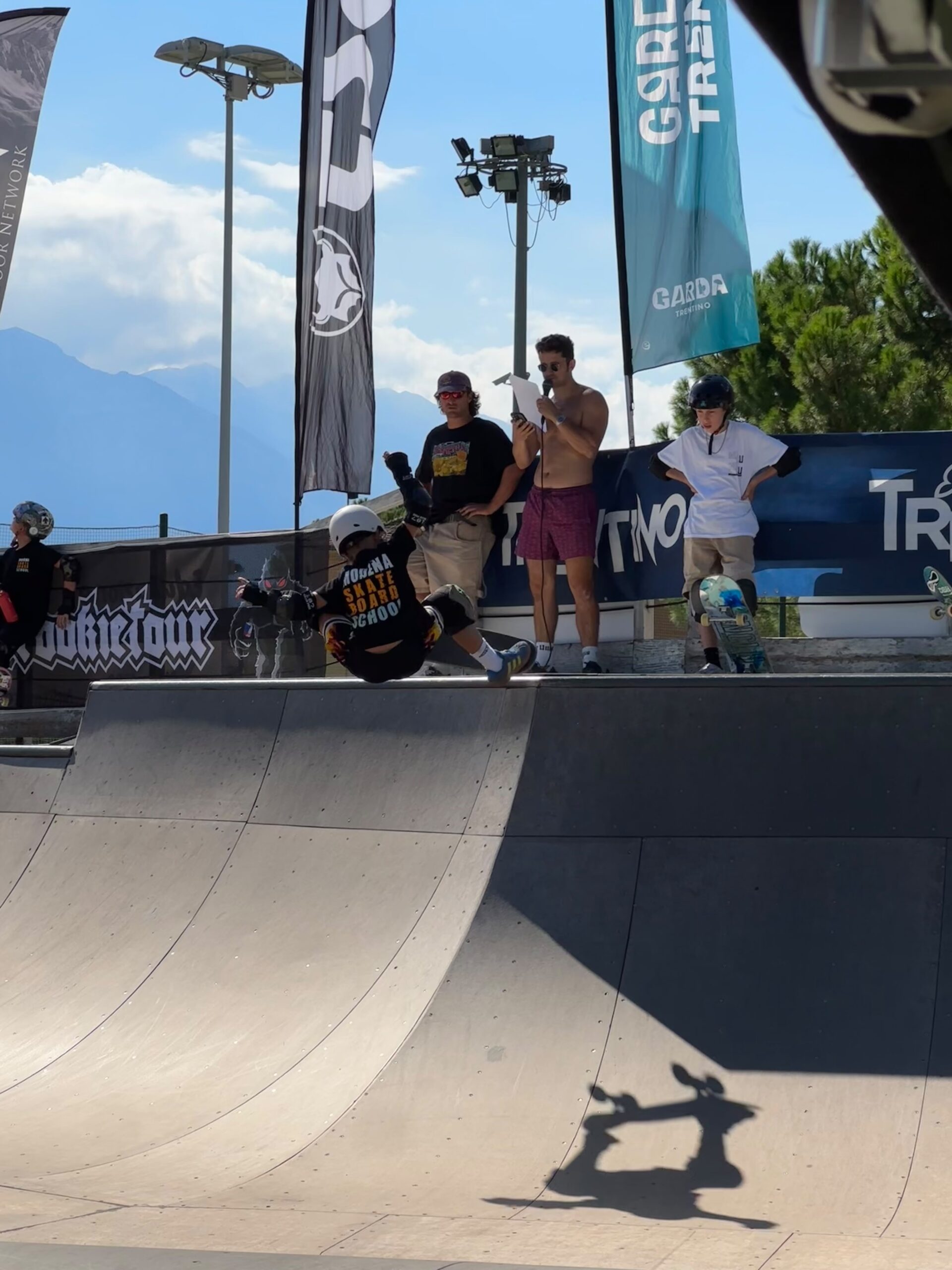 Francesco Barigazzi sul podio del Garda Rookie Fest con la squadra della Modena Skateboard School